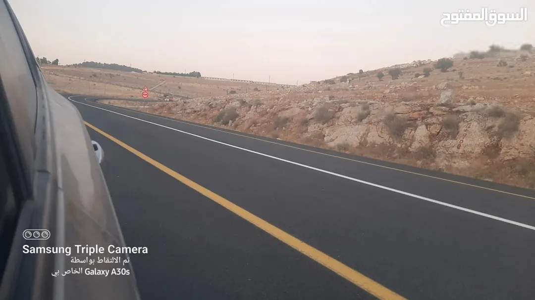 قطعة أرض مميزة تبلغ مساحتها 3500 متر مربع تطل على شارعين رئيسيين شارع بأبعاد 40 مترًا وشارع آخر بعرض 6 أمتار موقعها الاستراتيجي يربطها مباشرة بمسار شارع الأربعين المؤدي إلى المفرق