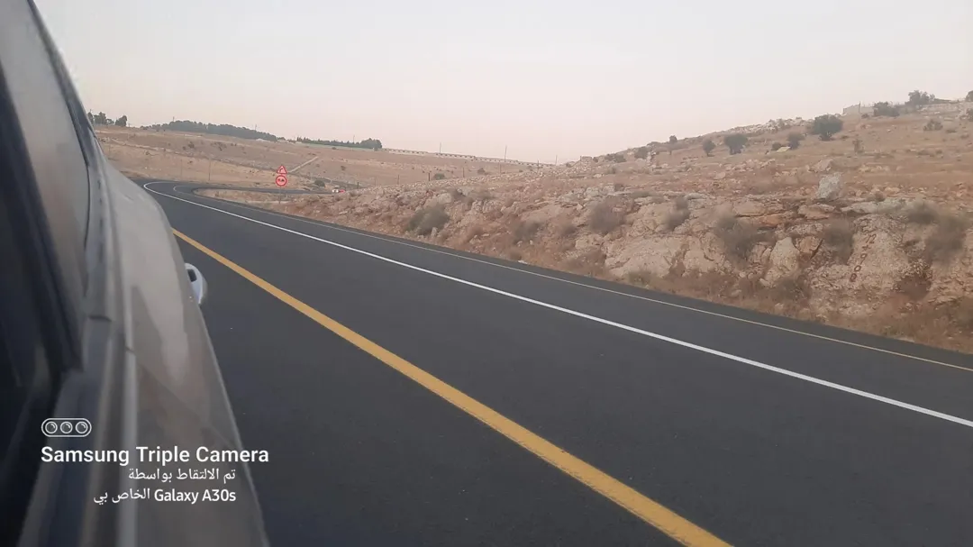 قطعة أرض مميزة تبلغ مساحتها 3500 متر مربع تطل على شارعين رئيسيين شارع بأبعاد 40 مترًا وشارع آخر بعرض 6 أمتار موقعها الاستراتيجي يربطها مباشرة بمسار شارع الأربعين المؤدي إلى المفرق