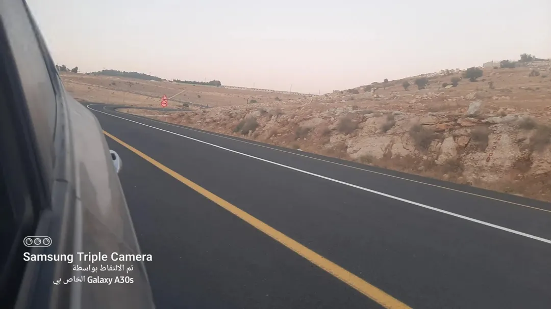 قطعة أرض مميزة تبلغ مساحتها 3500 متر مربع تطل على شارعين رئيسيين شارع بأبعاد 40 مترًا وشارع آخر بعرض 6 أمتار موقعها الاستراتيجي يربطها مباشرة بمسار شارع الأربعين المؤدي إلى المفرق