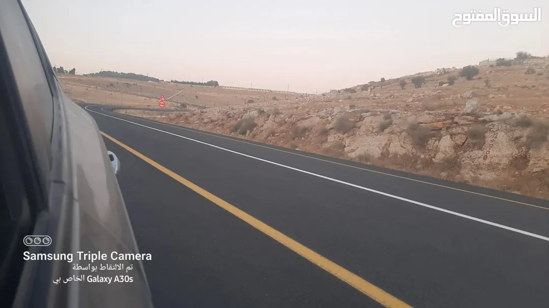 قطعة أرض مميزة تبلغ مساحتها 3500 متر مربع تطل على شارعين رئيسيين شارع بأبعاد 40 مترًا وشارع آخر بعرض 6 أمتار موقعها الاستراتيجي يربطها مباشرة بمسار شارع الأربعين المؤدي إلى المفرق