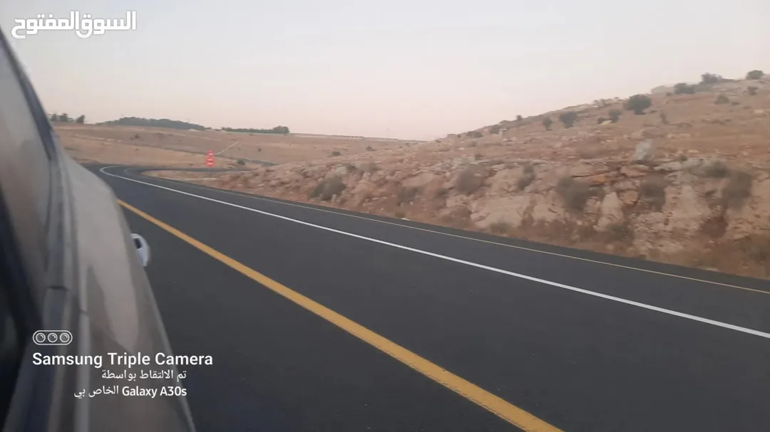 قطعة أرض مميزة تبلغ مساحتها 3500 متر مربع تطل على شارعين رئيسيين شارع بأبعاد 40 مترًا وشارع آخر بعرض 6 أمتار موقعها الاستراتيجي يربطها مباشرة بمسار شارع الأربعين المؤدي إلى المفرق
