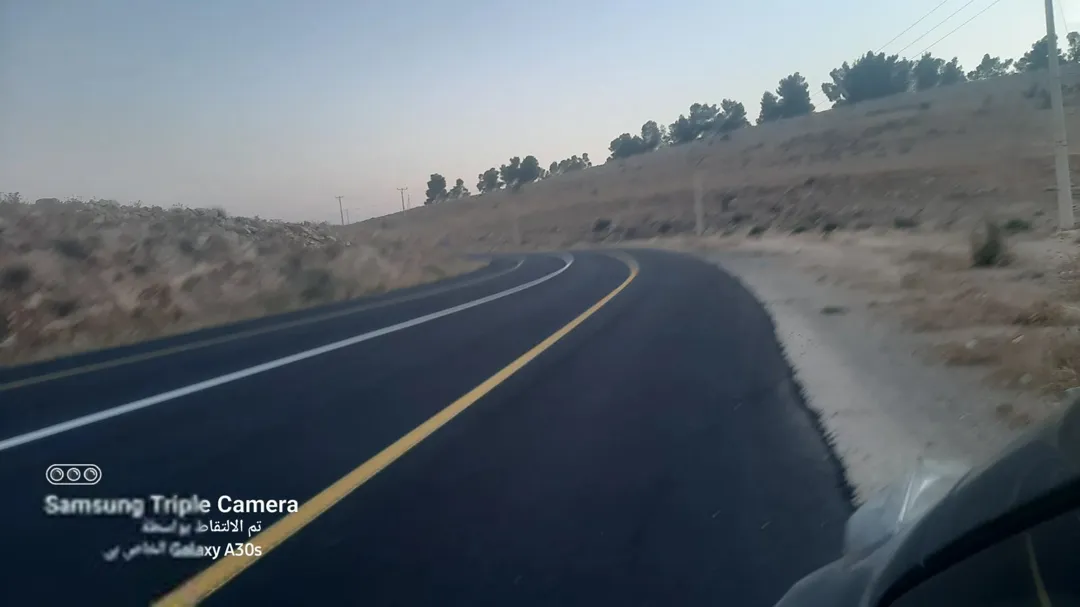 قطعة أرض مميزة تبلغ مساحتها 3500 متر مربع تطل على شارعين رئيسيين شارع بأبعاد 40 مترًا وشارع آخر بعرض 6 أمتار موقعها الاستراتيجي يربطها مباشرة بمسار شارع الأربعين المؤدي إلى المفرق
