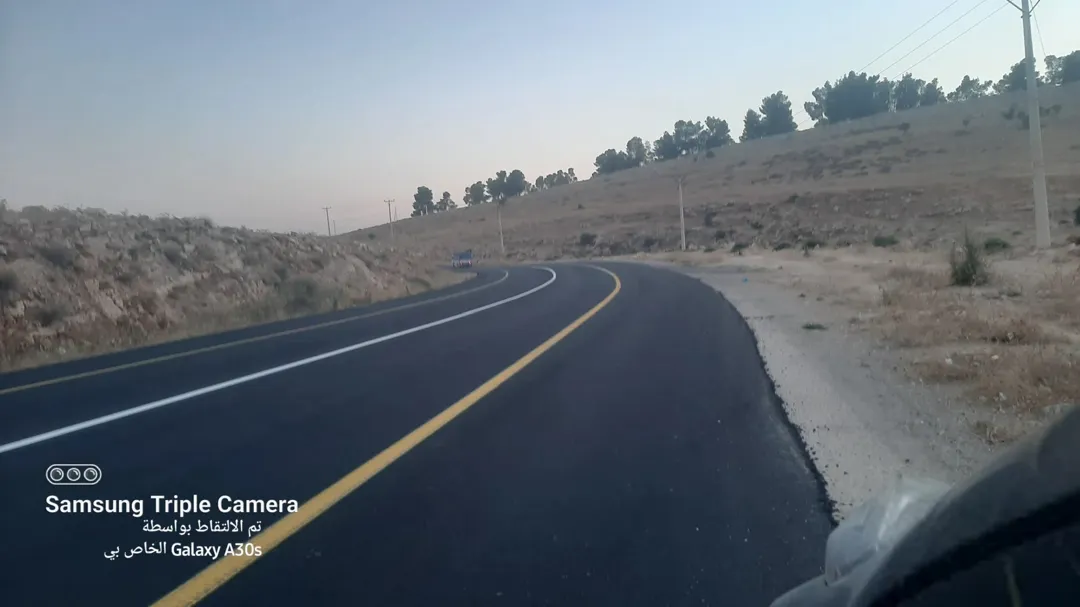 قطعة أرض مميزة تبلغ مساحتها 3500 متر مربع تطل على شارعين رئيسيين شارع بأبعاد 40 مترًا وشارع آخر بعرض 6 أمتار موقعها الاستراتيجي يربطها مباشرة بمسار شارع الأربعين المؤدي إلى المفرق