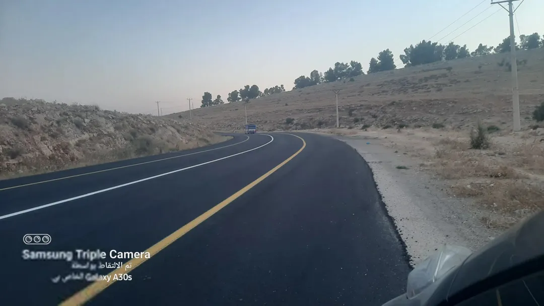 قطعة أرض مميزة تبلغ مساحتها 3500 متر مربع تطل على شارعين رئيسيين شارع بأبعاد 40 مترًا وشارع آخر بعرض 6 أمتار موقعها الاستراتيجي يربطها مباشرة بمسار شارع الأربعين المؤدي إلى المفرق