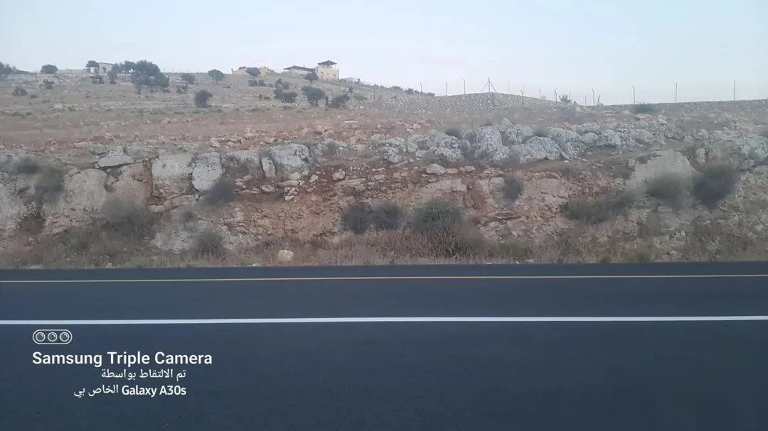 قطعة أرض مميزة تبلغ مساحتها 3500 متر مربع تطل على شارعين رئيسيين شارع بأبعاد 40 مترًا وشارع آخر بعرض 6 أمتار موقعها الاستراتيجي يربطها مباشرة بمسار شارع الأربعين المؤدي إلى المفرق