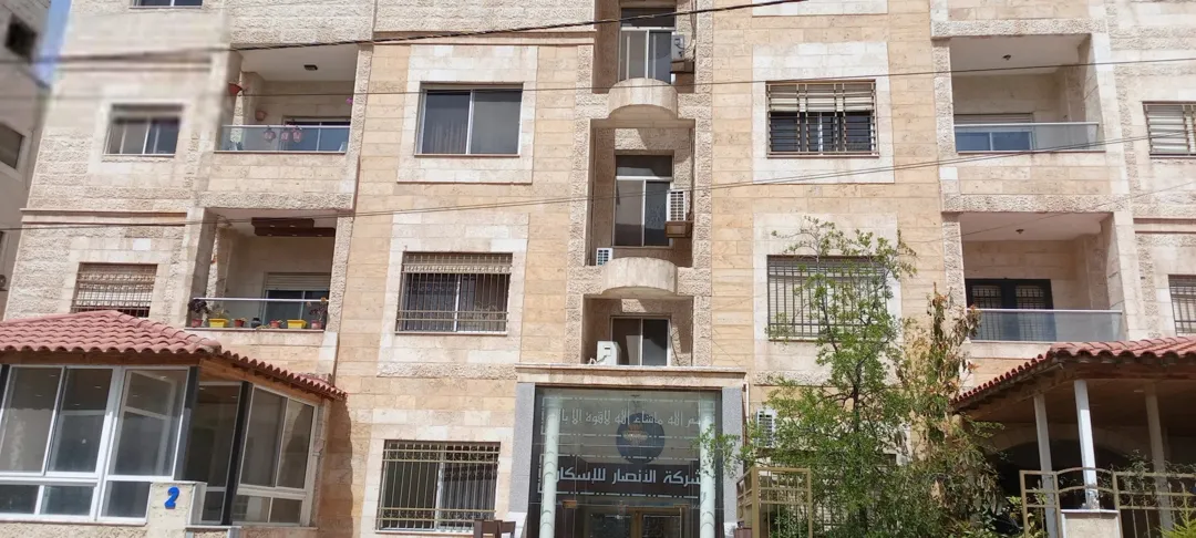 شقة أرضية للبيع في الجبيهة – حي أم زويتينة بمدخل مستقل وتراس