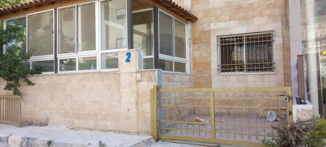 شقة أرضية للبيع في الجبيهة – حي أم زويتينة بمدخل مستقل وتراس