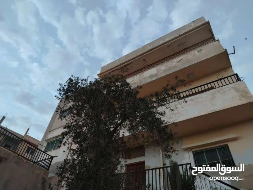 بناء سكني مميز للبيع مكون من ثلاثة طوابق