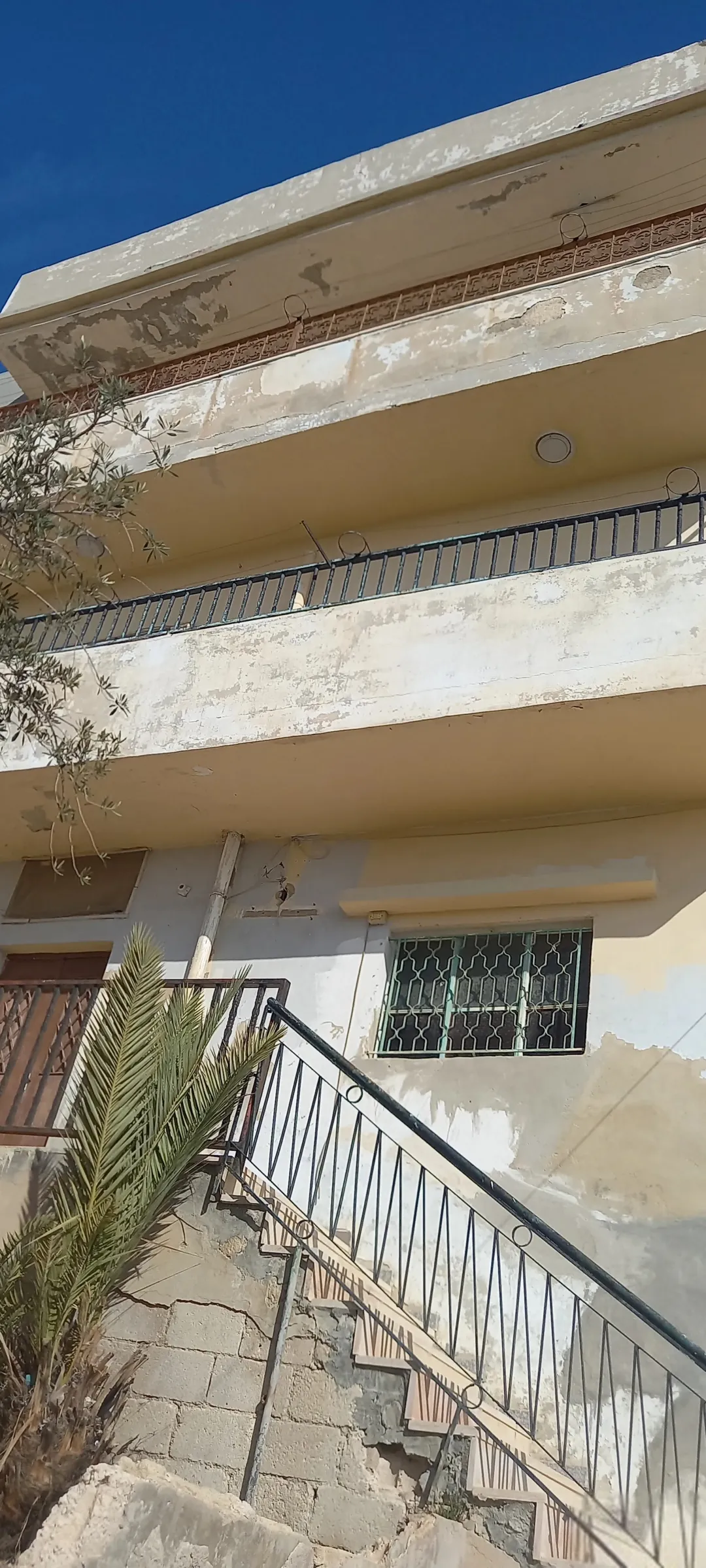 بناء سكني مميز للبيع مكون من ثلاثة طوابق