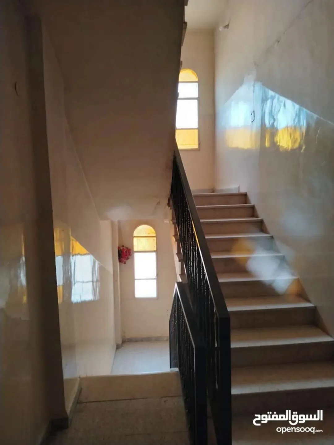بناء سكني مميز للبيع مكون من ثلاثة طوابق