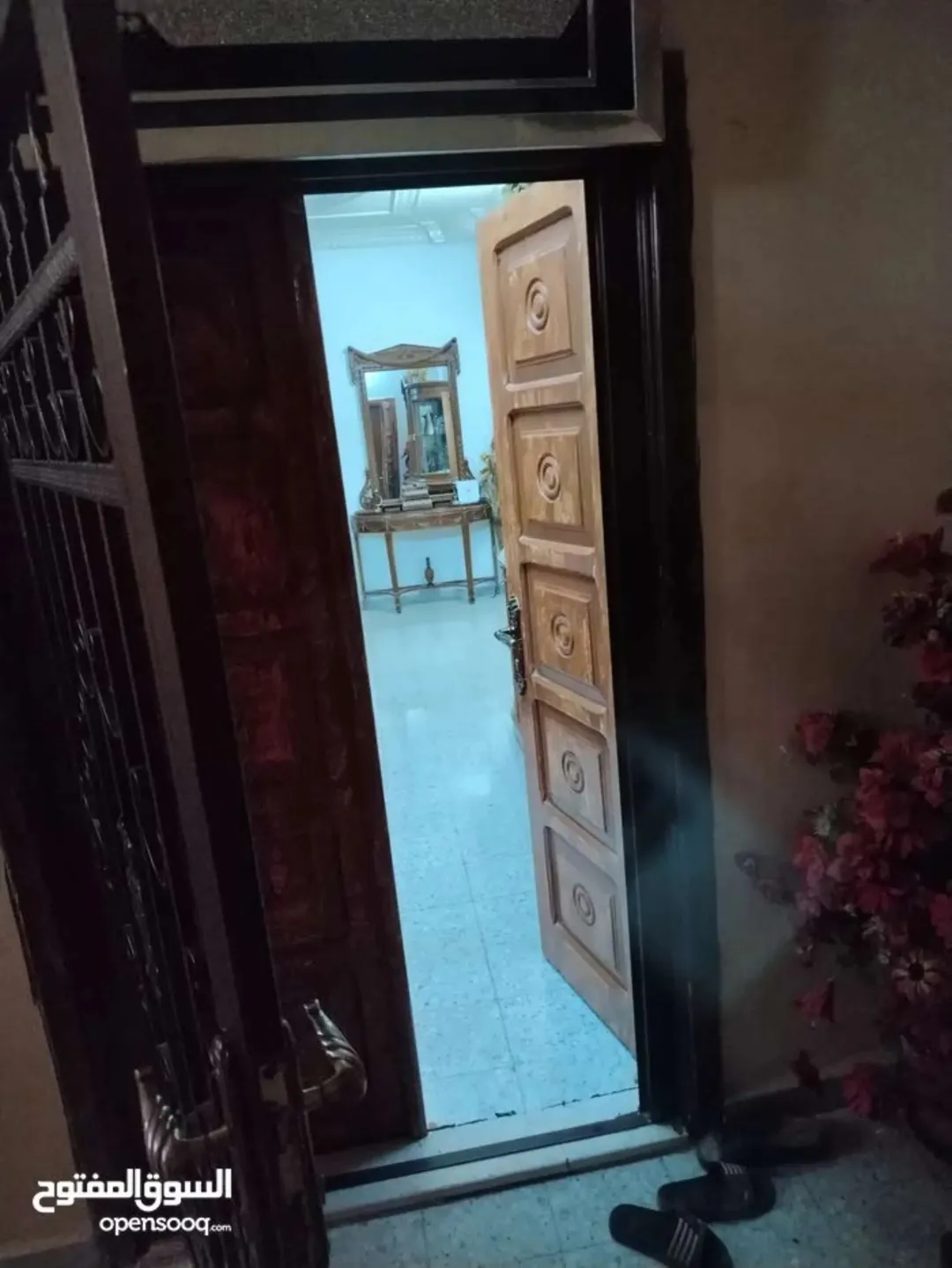 بناء سكني مميز للبيع مكون من ثلاثة طوابق