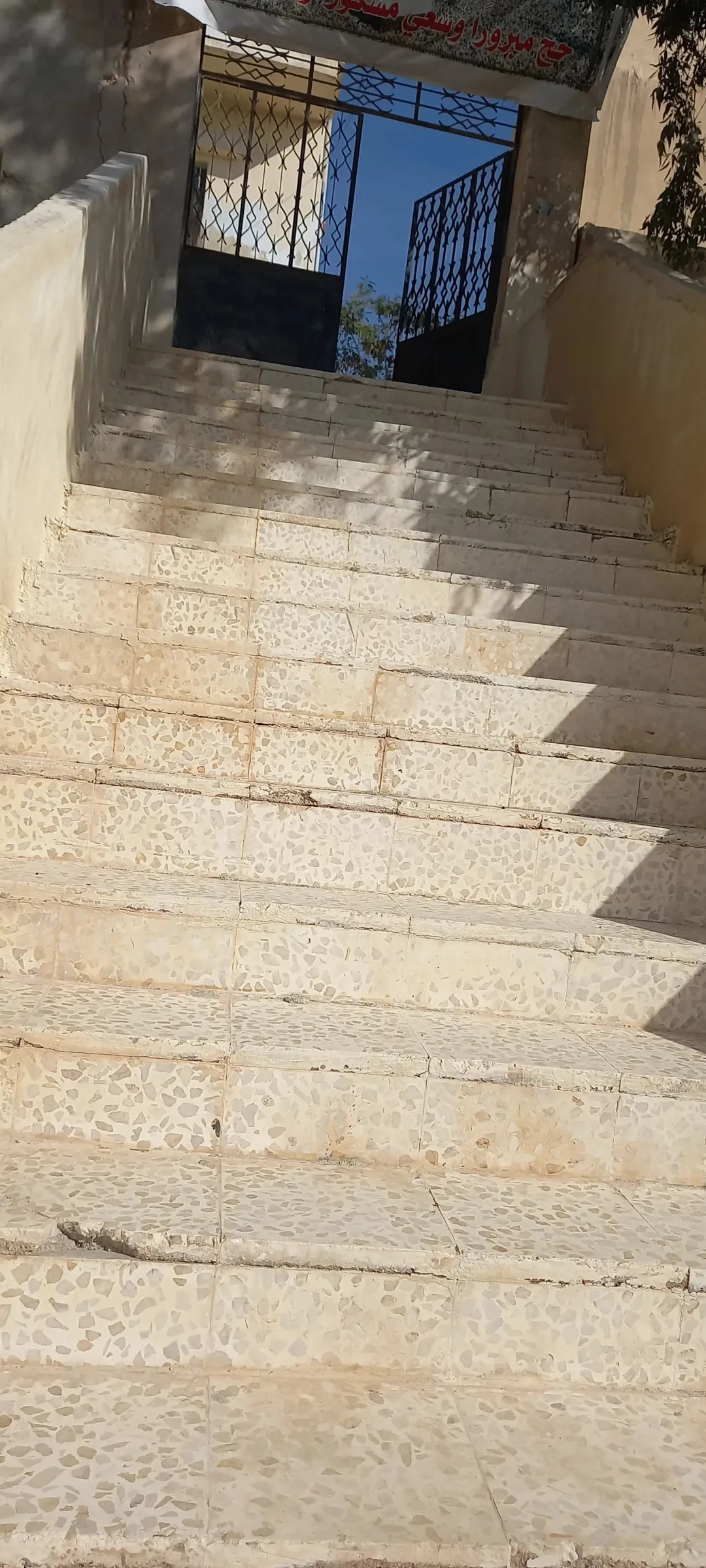 بناء سكني مميز للبيع مكون من ثلاثة طوابق