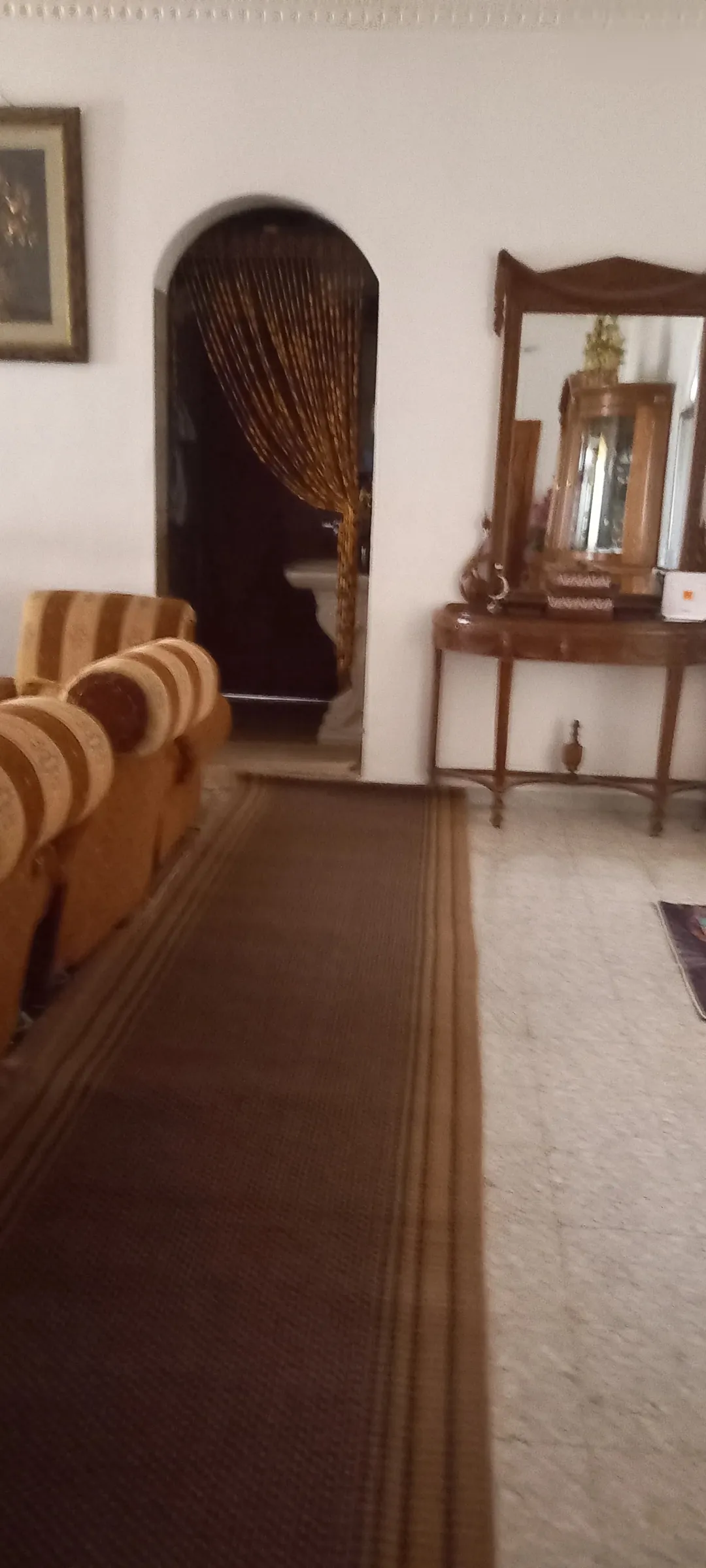 بناء سكني مميز للبيع مكون من ثلاثة طوابق