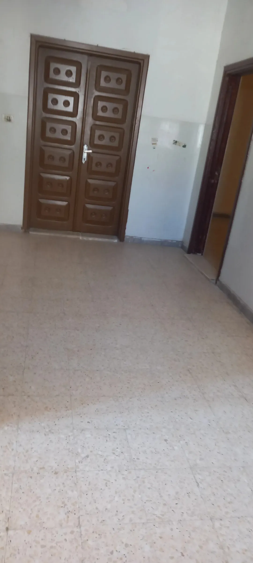 بناء سكني مميز للبيع مكون من ثلاثة طوابق