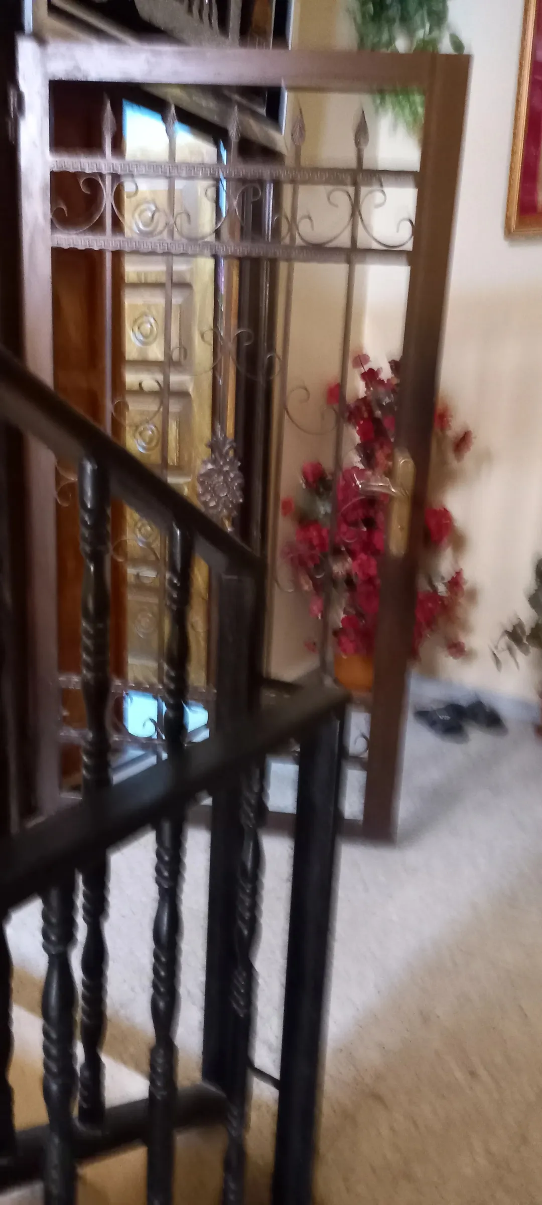 بناء سكني مميز للبيع مكون من ثلاثة طوابق