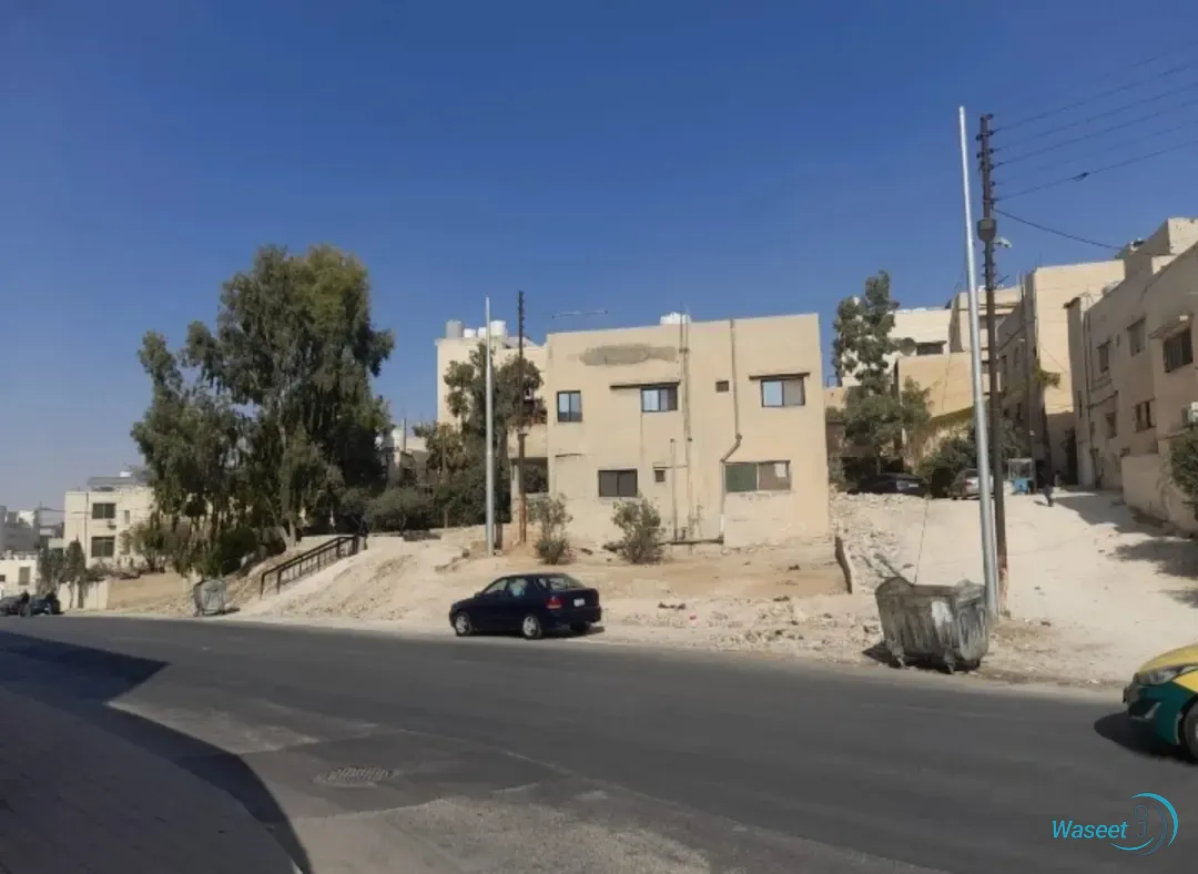عقار على شارع حيوي موقع مميز