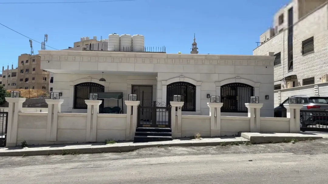 فيلا حديثة للبيع في أبو علندا – جبل الحديد