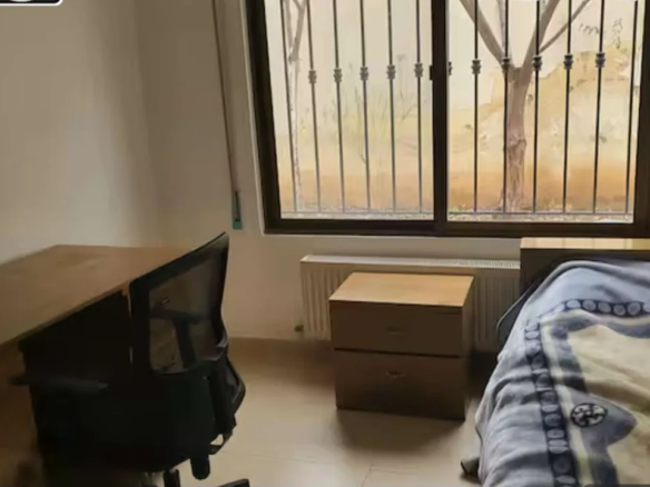 شقة أرضية مفروشة للايجار في موقع متميز بضاحية الياسمين 3 غرف نوم و3 حمامات مع ساحة خارجية رائعة – عمان الاردن
