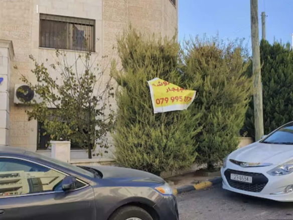 شقة أرضية مفروشة للايجار في موقع متميز بضاحية الياسمين 3 غرف نوم و3 حمامات مع ساحة خارجية رائعة – عمان الاردن | ID 600684