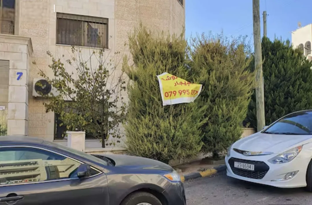 شقة أرضية مفروشة للايجار في موقع متميز بضاحية الياسمين 3 غرف نوم و3 حمامات مع ساحة خارجية رائعة – عمان الاردن | ID 600684
