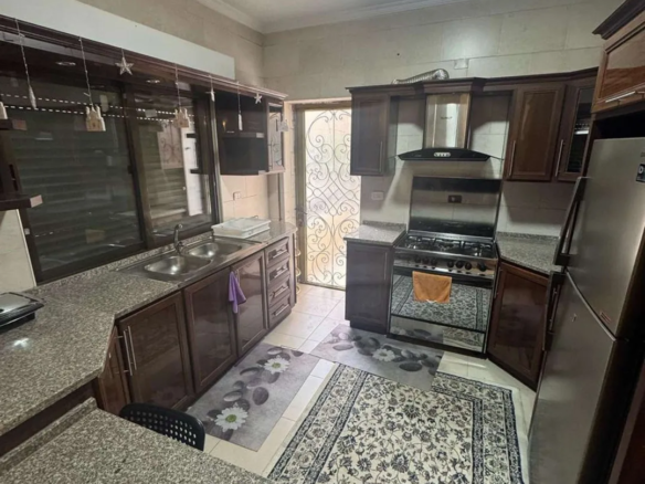 شقة مفروشة فاخرة للإيجار في الرابية طابق أرضي مع تراس وكراج خاص – عمان الاردن | ID 600900