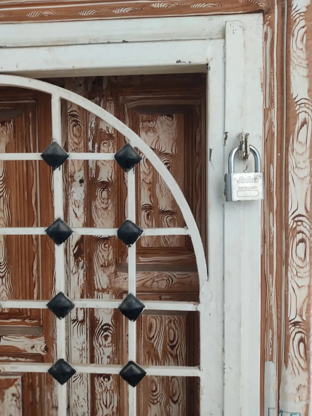 شقه للبيع قرب الباب الشمالي لجامعة اليرموك