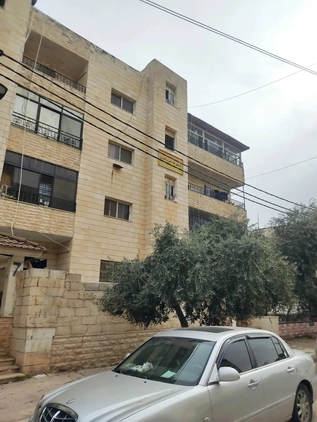 شقه للبيع قرب الباب الشمالي لجامعة اليرموك