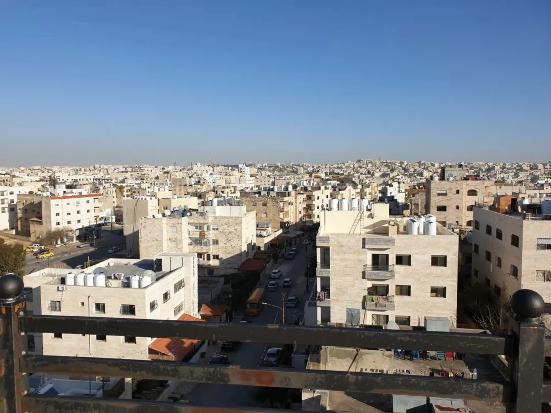 شقة للبيع في مرج الحمام مع روف وإطلالة مميزة
