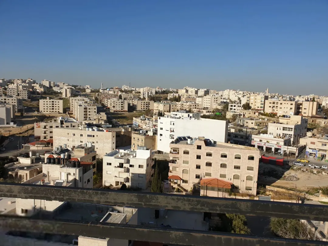شقة للبيع في مرج الحمام مع روف وإطلالة مميزة
