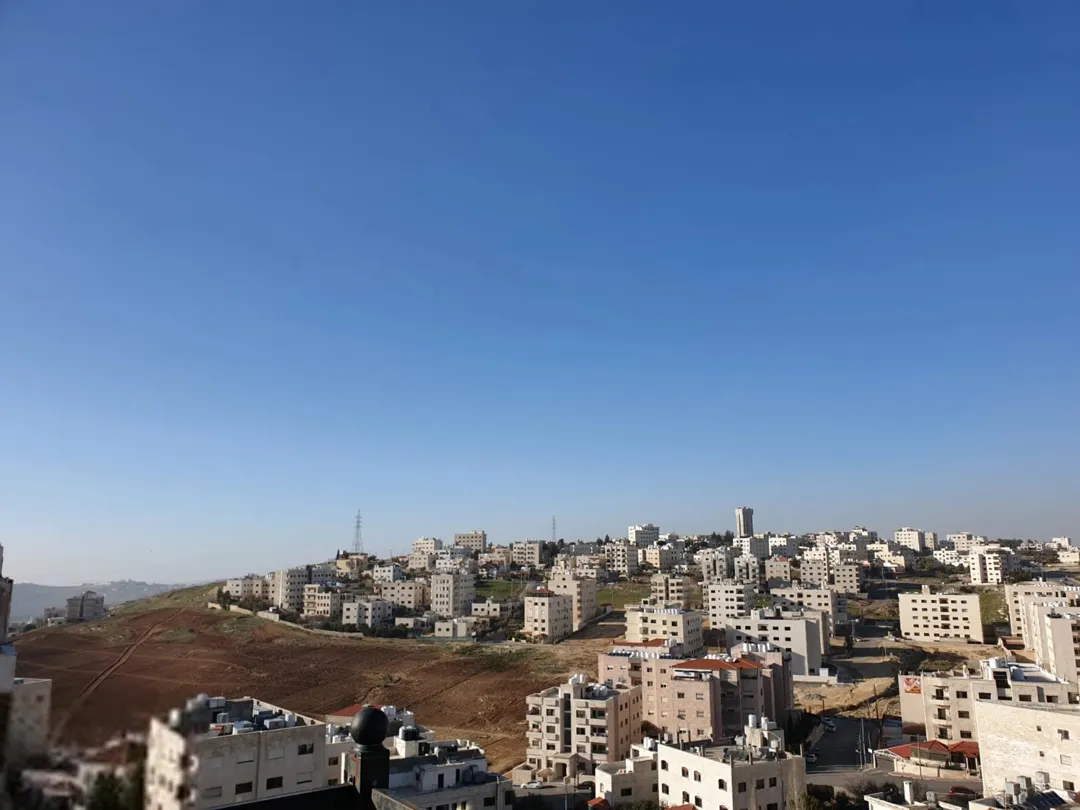 شقة للبيع في مرج الحمام مع روف وإطلالة مميزة