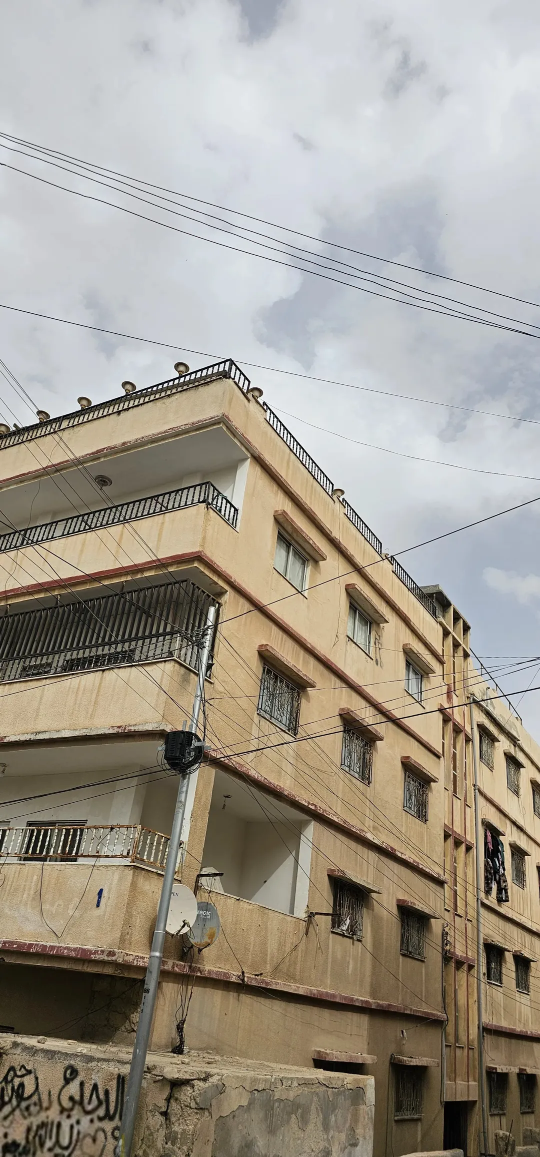 عماره للبيع في الزرقاء حي الإسكان