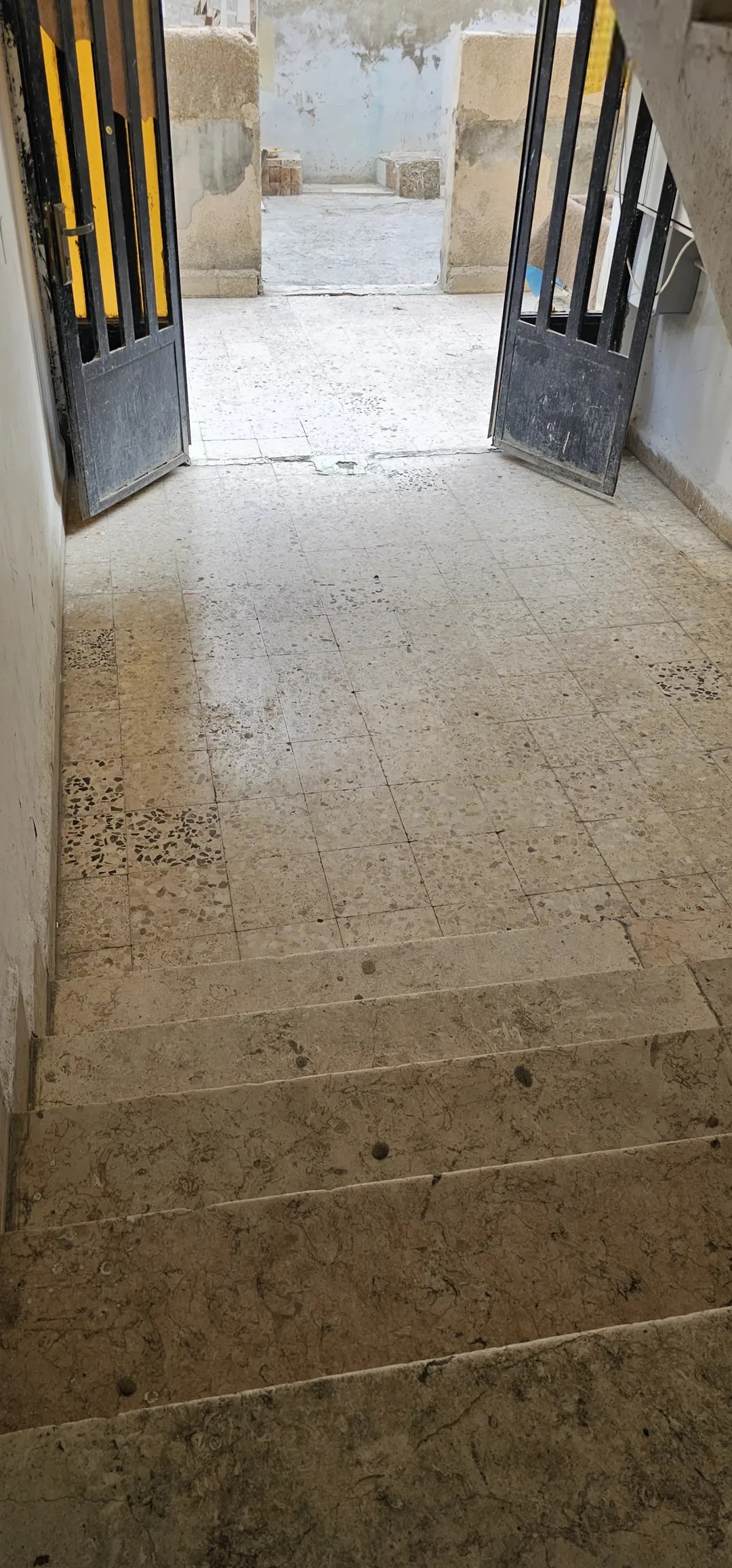 عماره للبيع في الزرقاء حي الإسكان