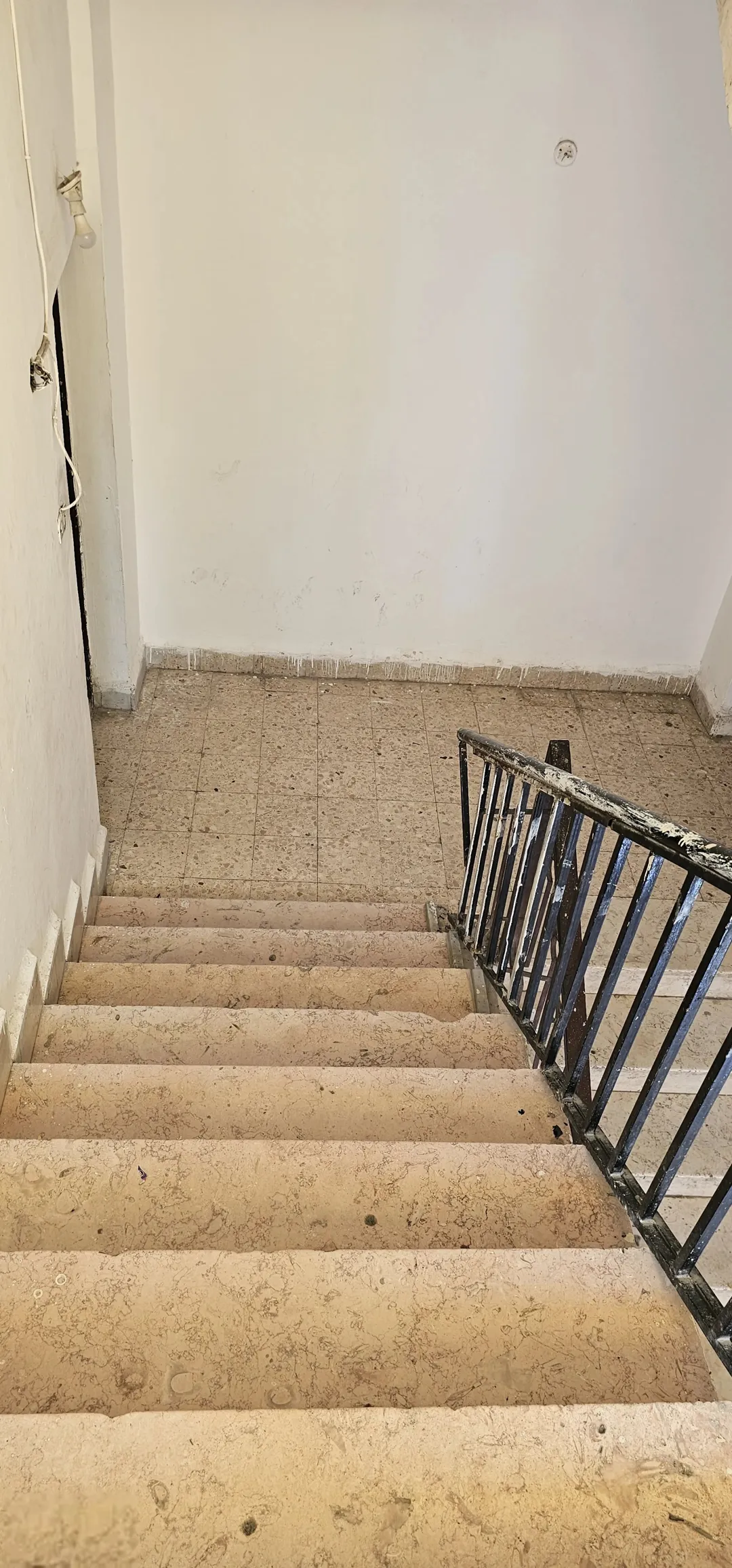 عماره للبيع في الزرقاء حي الإسكان