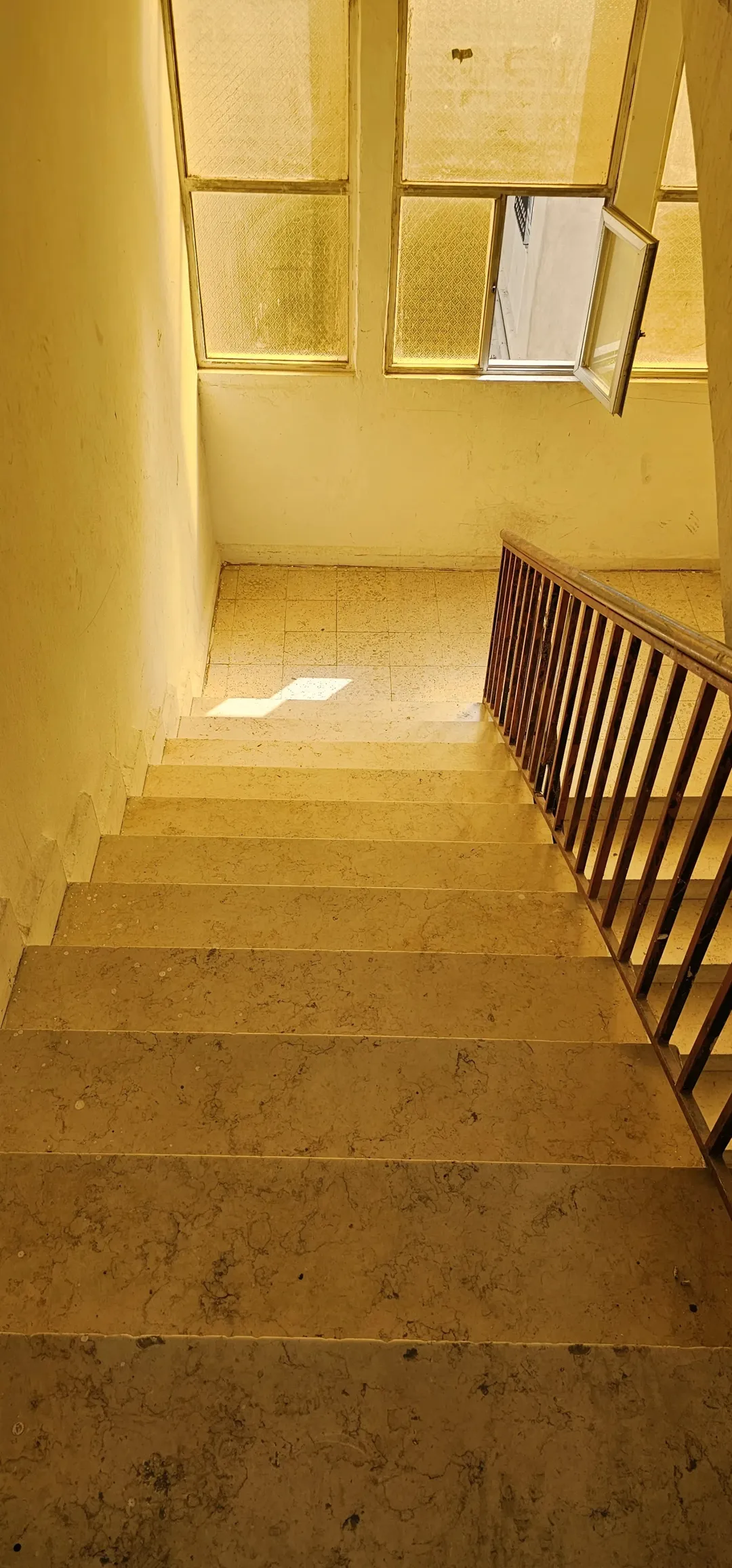 عماره للبيع في الزرقاء حي الإسكان