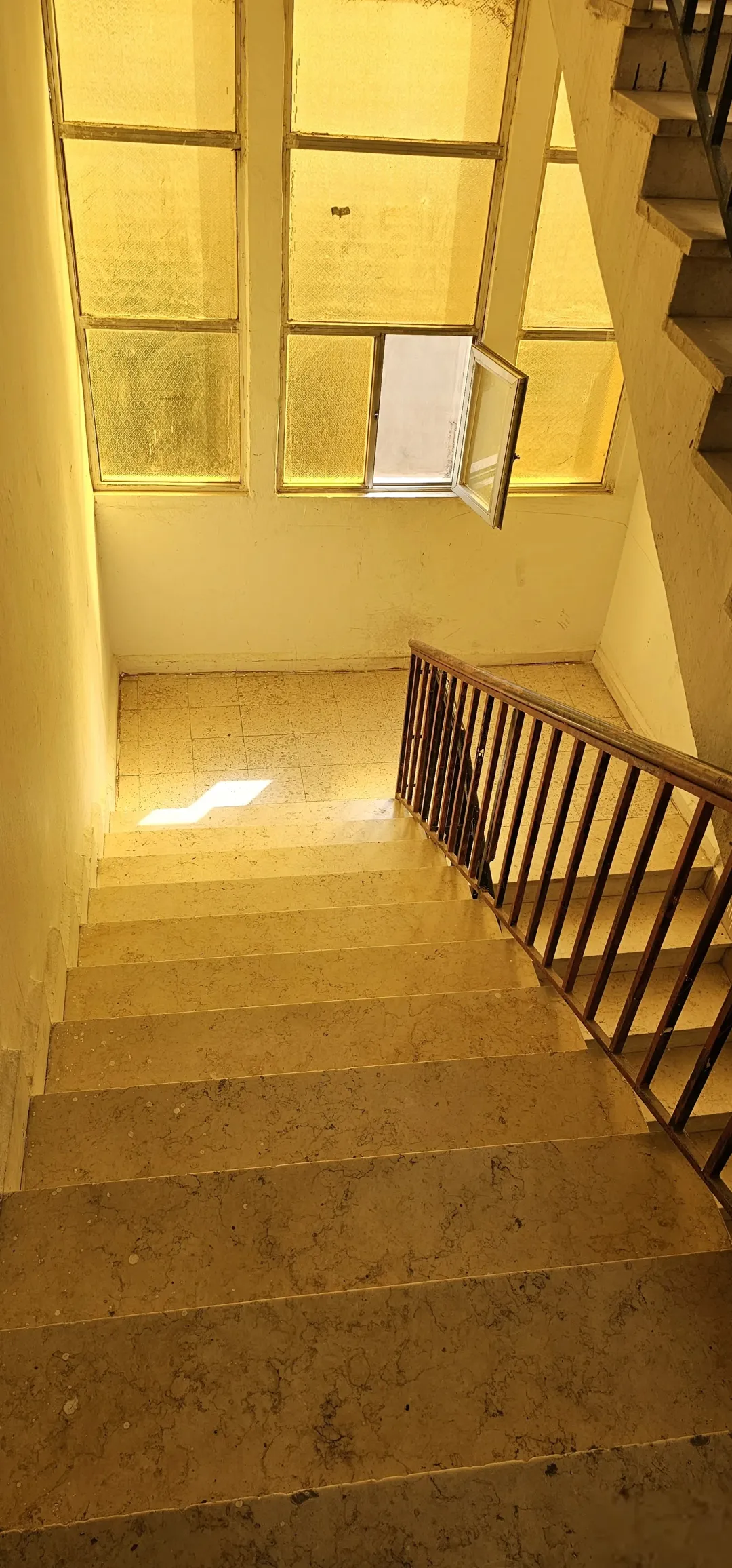 عماره للبيع في الزرقاء حي الإسكان