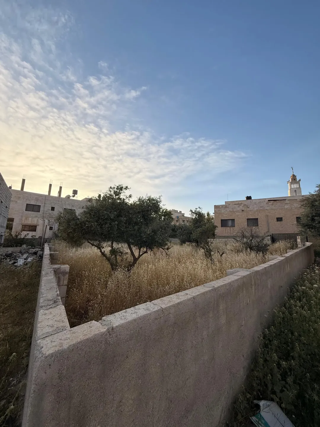أرض سكنية مميزة للبيع في منطقة جاوا خلف مدرسة جاوا الأساسية للبنين