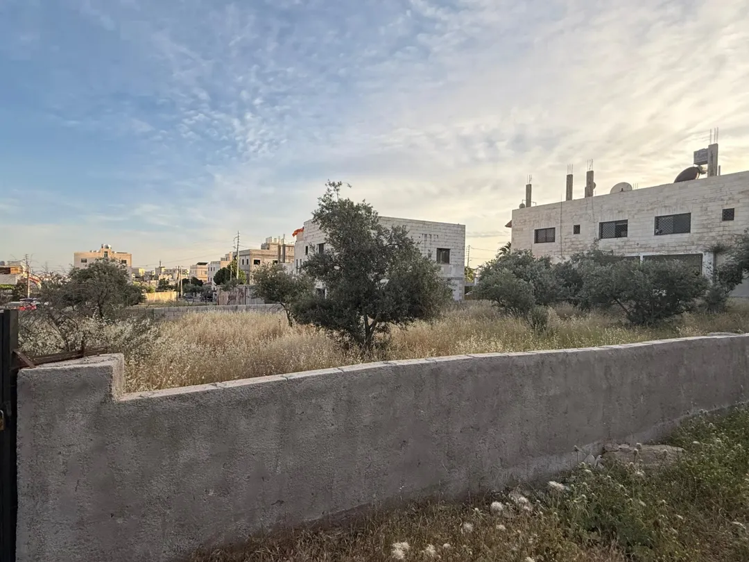 أرض سكنية مميزة للبيع في منطقة جاوا خلف مدرسة جاوا الأساسية للبنين