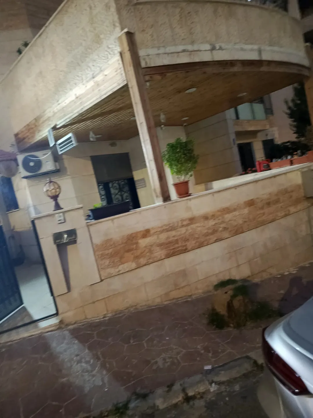 شقه ارضيه للبيع في الجبيهه عند دوار اقرا معها تارس امامي وخلفي