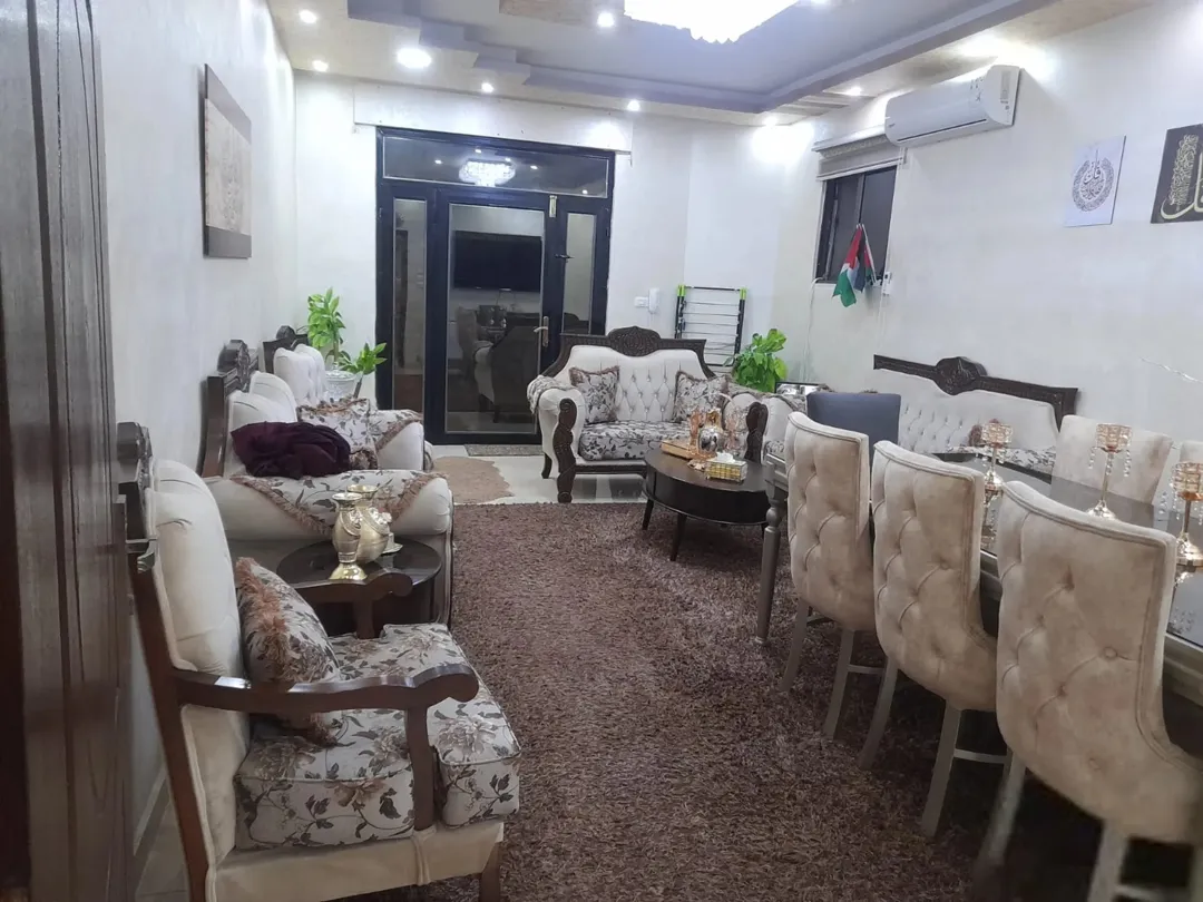 شقه ارضيه للبيع في الجبيهه عند دوار اقرا معها تارس امامي وخلفي