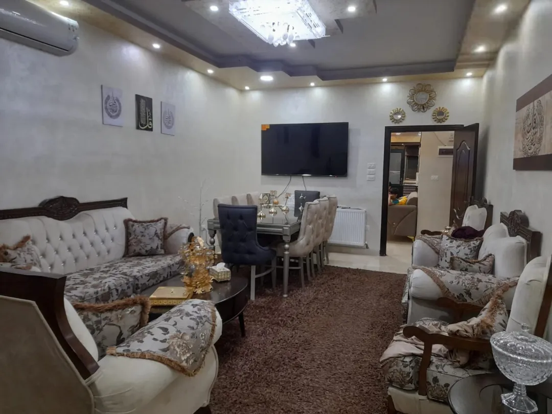 شقه ارضيه للبيع في الجبيهه عند دوار اقرا معها تارس امامي وخلفي
