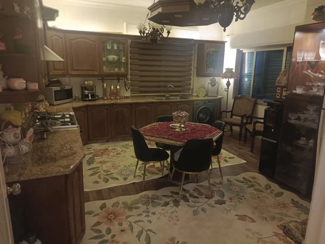 شقة للبيع في الرابية 200م + روف منفصل50م تصلح للسكن و مجدية في حال الاستثمار و التاجير