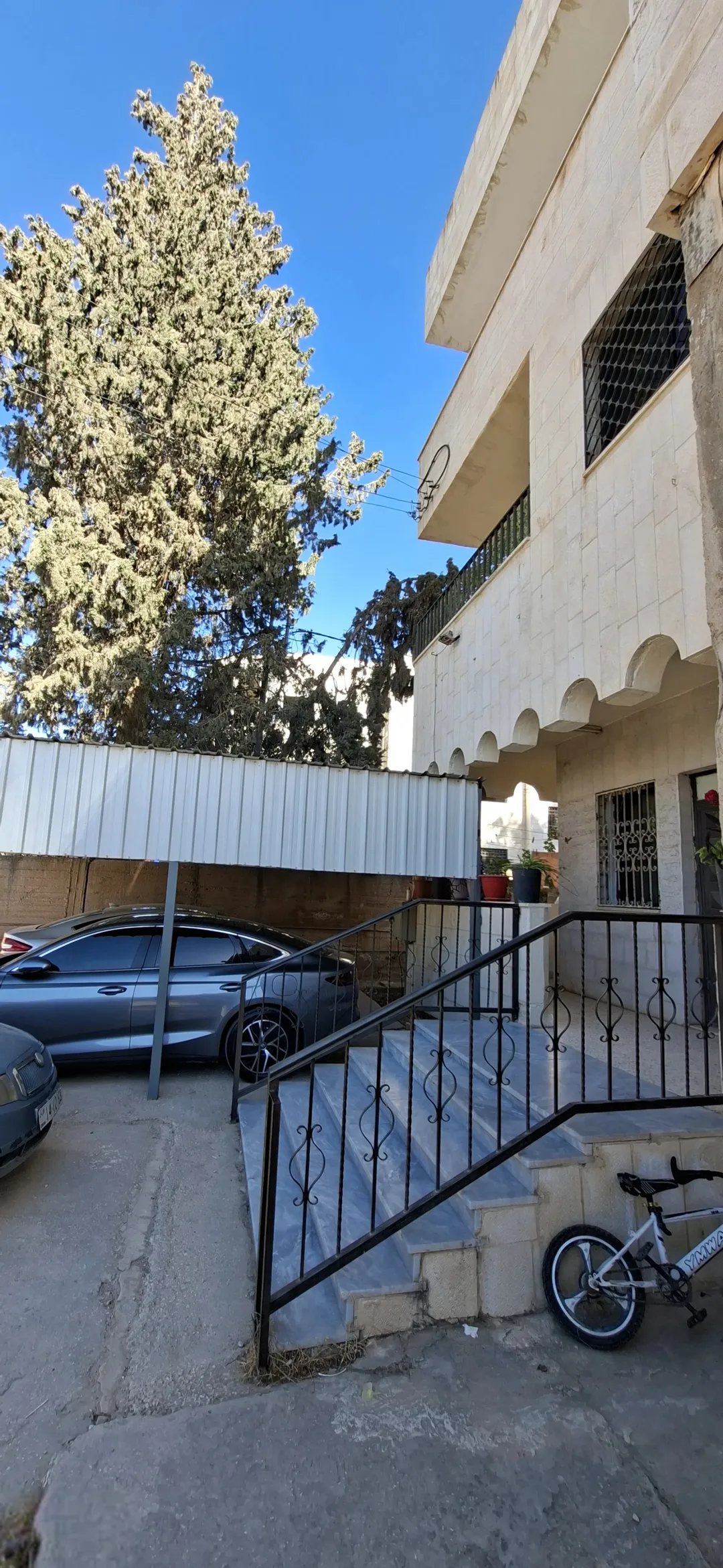 عمارة حجر تجارية وسكنية للبيع في المامونية الشرقية – مادبا