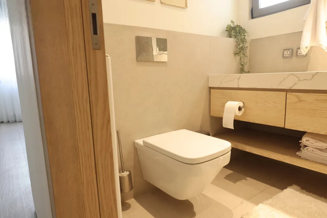 شقة للبيع بأجمل احياء غرب عمان مجدده بالكامل -ضاحية الامير راشد