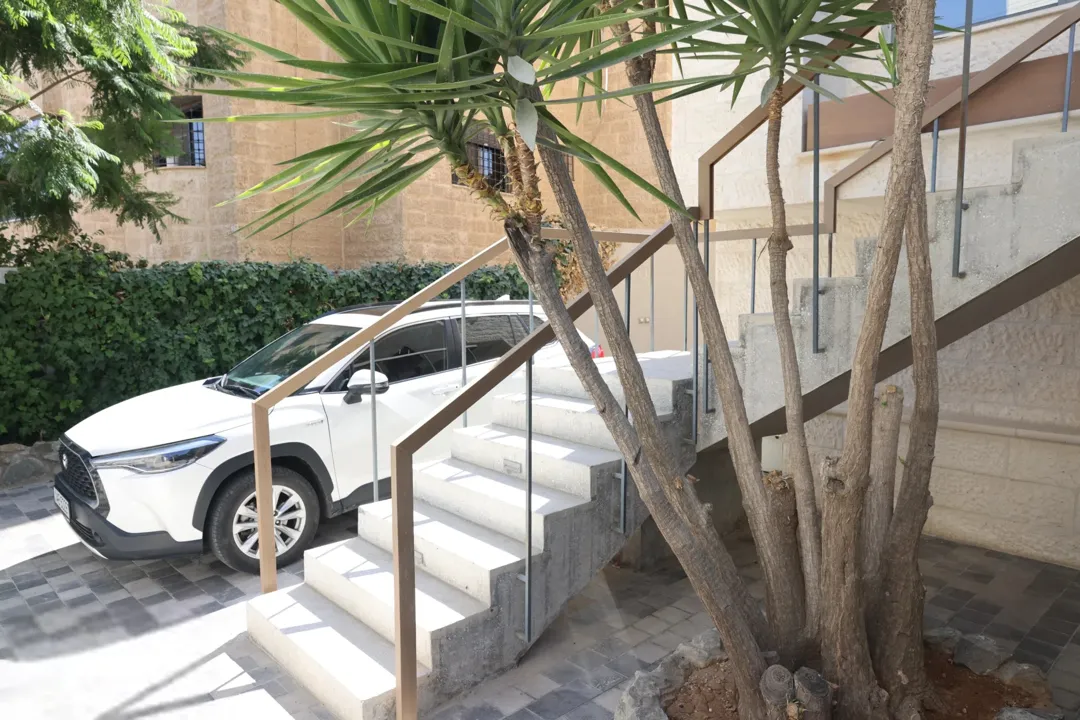 شقة للبيع بأجمل احياء غرب عمان مجدده بالكامل -ضاحية الامير راشد