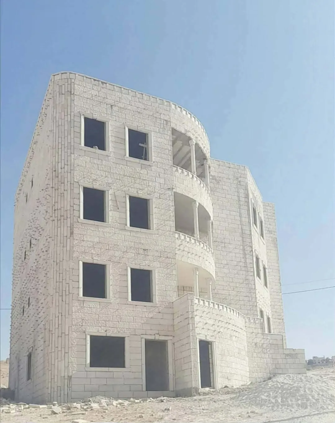 عمارة سكنية فخمة للبيع في الزرقاء – جريبا