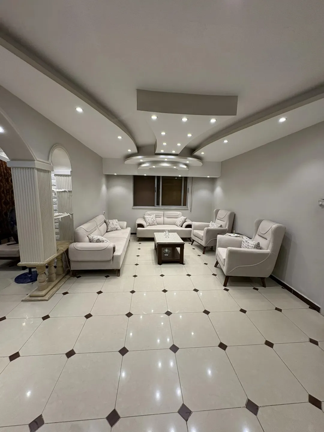 شقة مميزة للبيع في الزرقاء – جبل طارق
