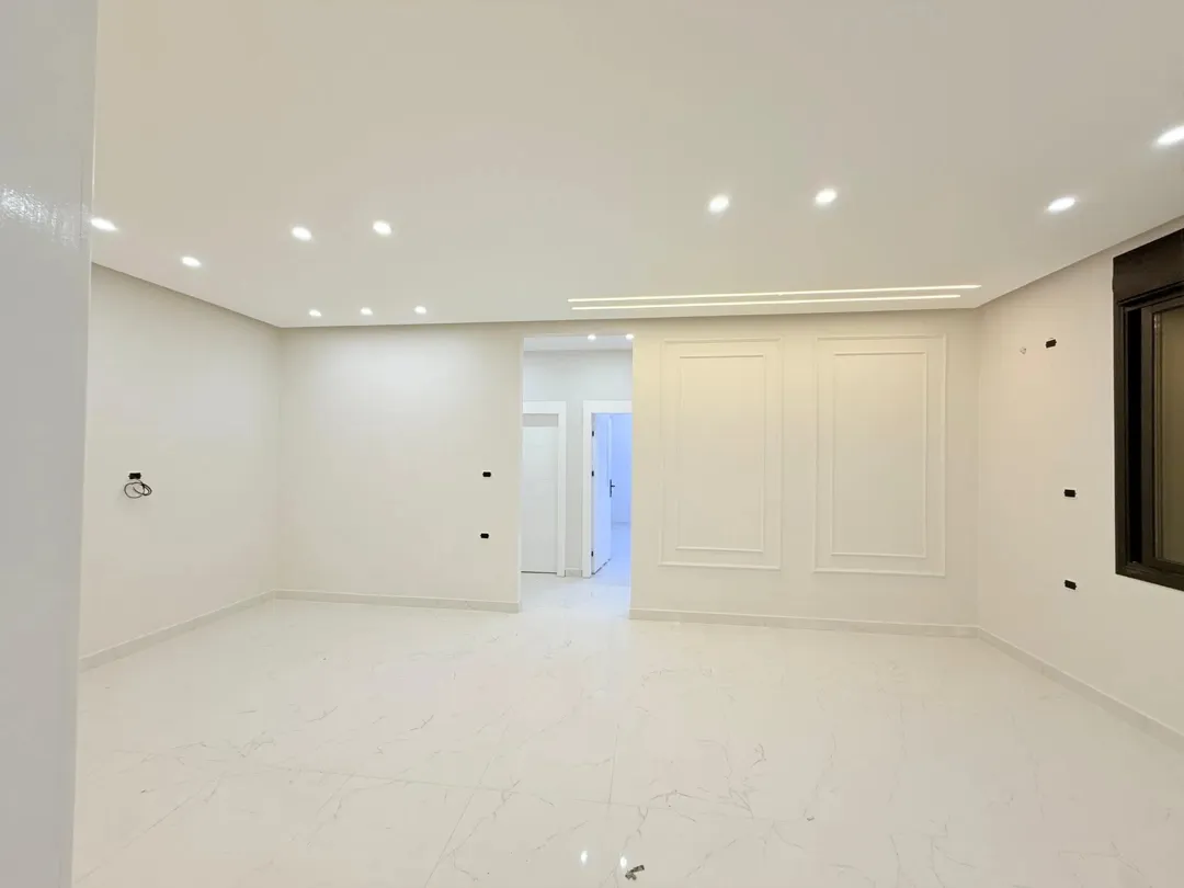 شقة للبيع طابق اول وطابق ثاني بمساحة 145بارقى أحياء الزرقاء مدينة الشرق من مشروع الشهد للاسكان. .