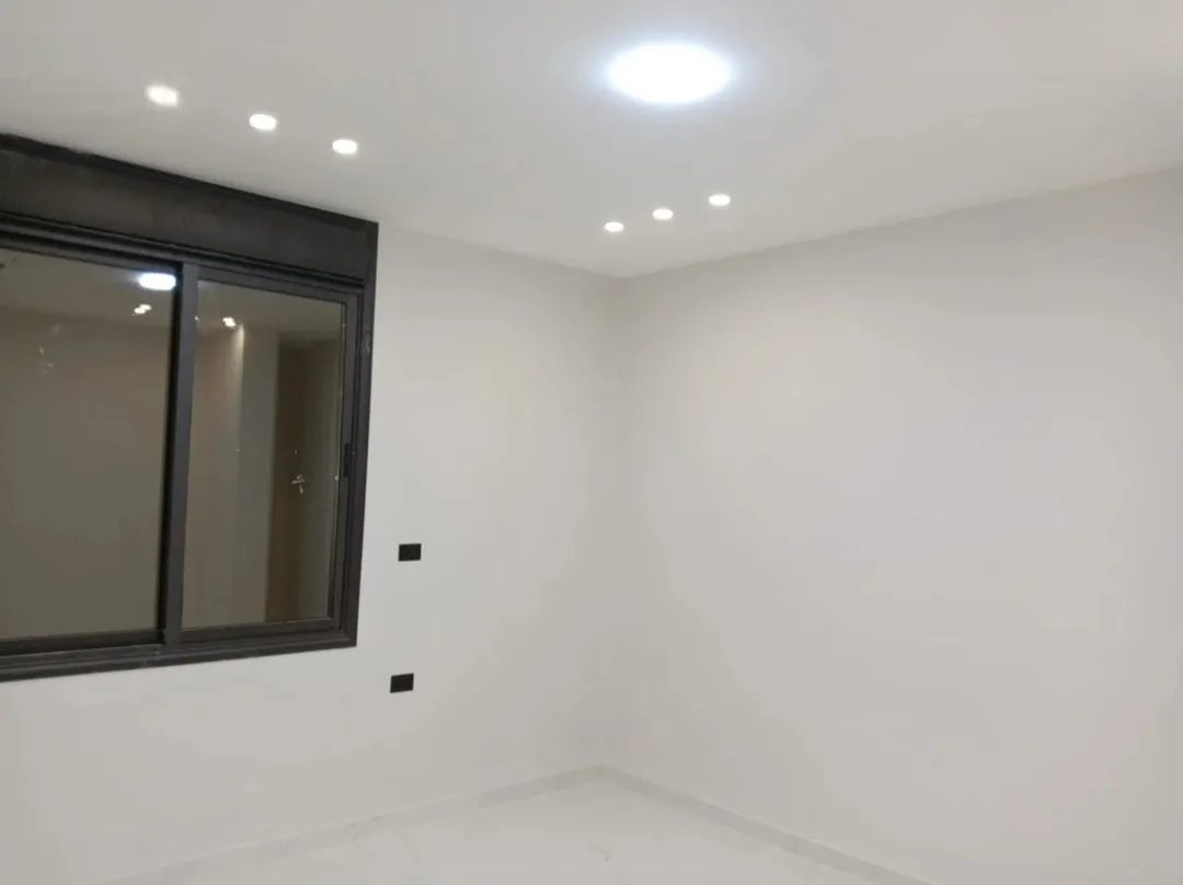 شقة للبيع طابق اول وطابق ثاني بمساحة 145بارقى أحياء الزرقاء مدينة الشرق من مشروع الشهد للاسكان. .