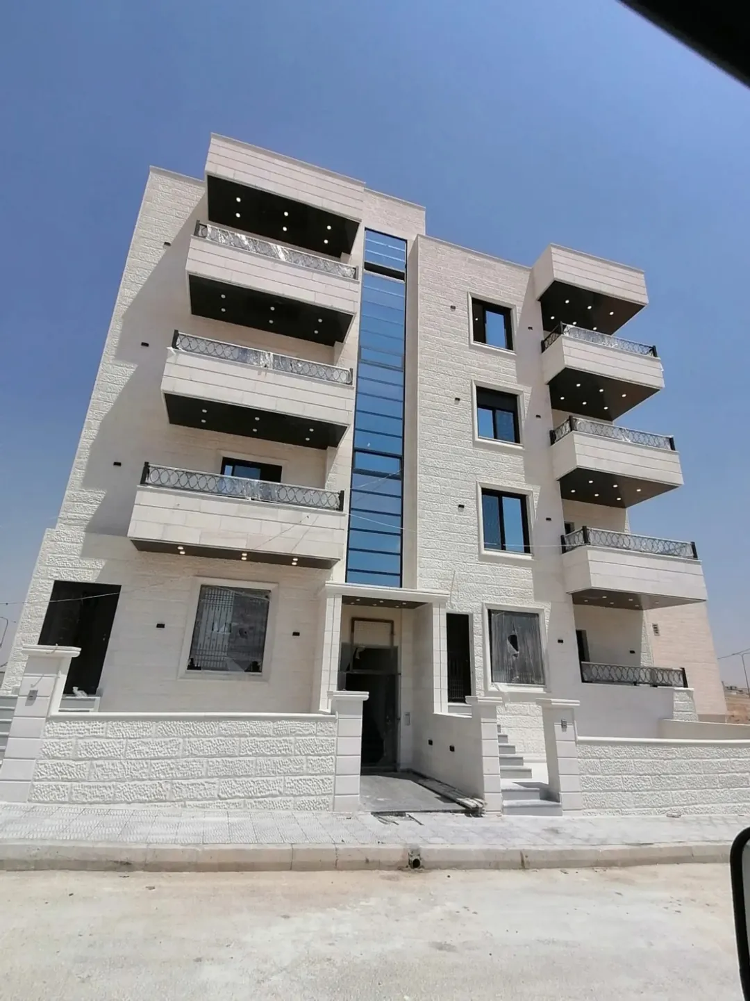 شقة للبيع طابق اول وطابق ثاني بمساحة 145بارقى أحياء الزرقاء مدينة الشرق من مشروع الشهد للاسكان. .