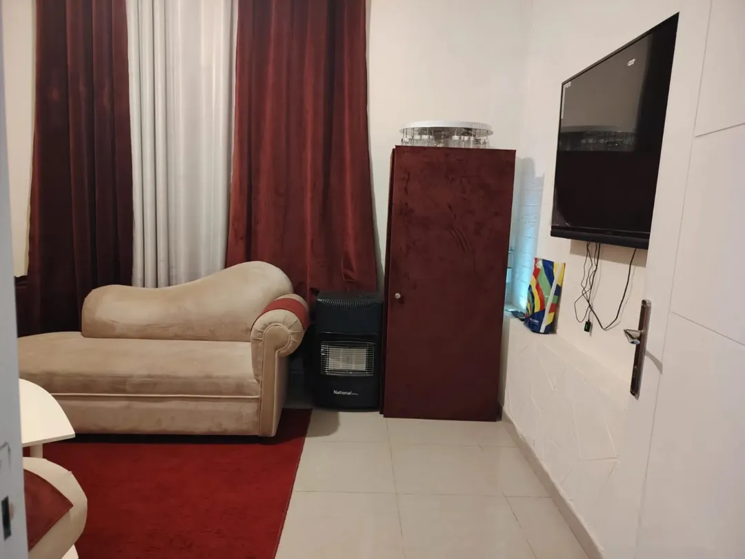 شقه للبيع في جبل الزهور شبة أرضي 137 متر